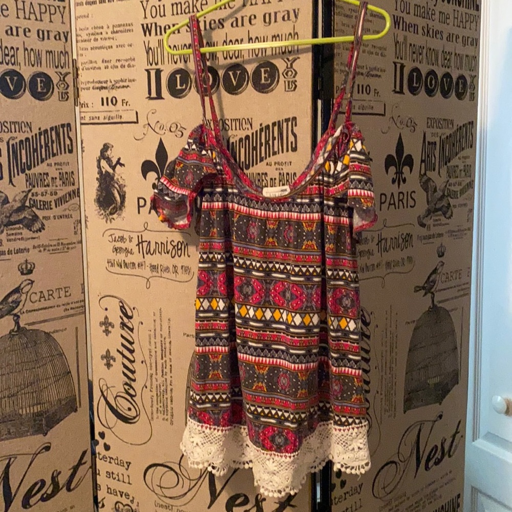 3/$12 SALE🌈LA hearts cold shoulder shirt